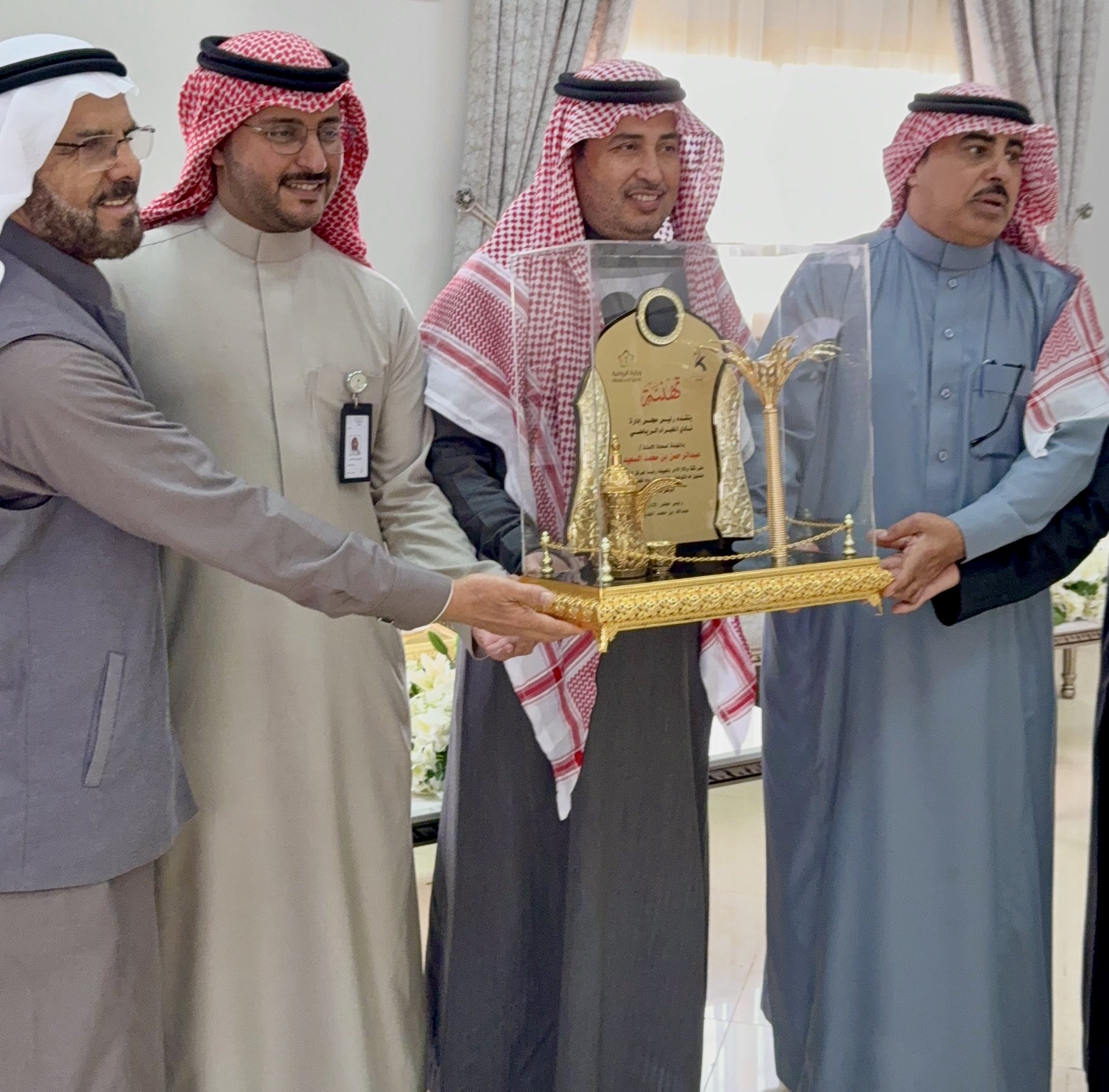 إهداء نادي الخبراء الأستاذ عبدالرحمن بن محمد السعيد بمناسبة تعيينه رئيساً لمركز الخبراء