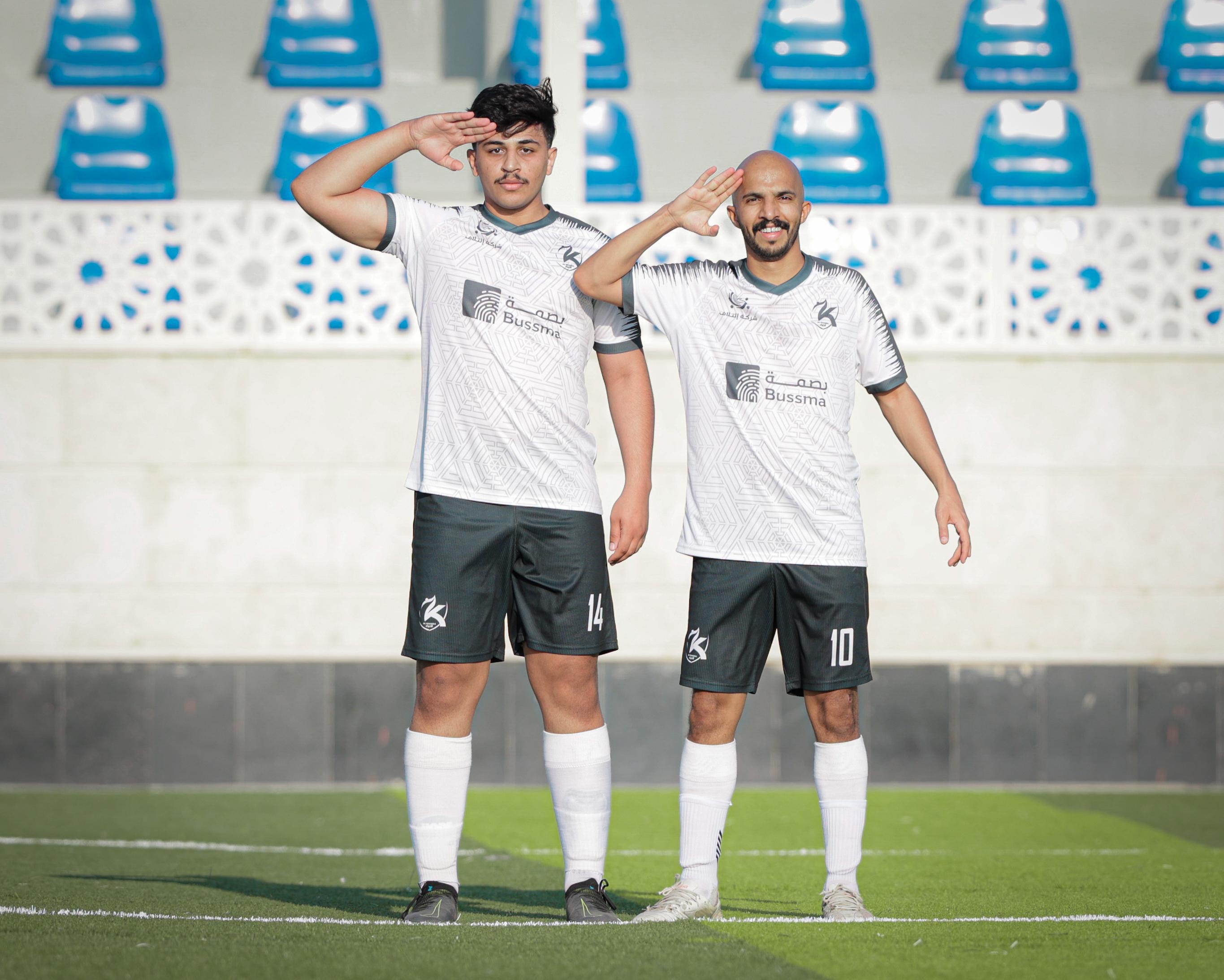 الفريق الأول لكرة القدم بنادي الخبراء يتوّج ببطولة مكتب القصيم والرس.