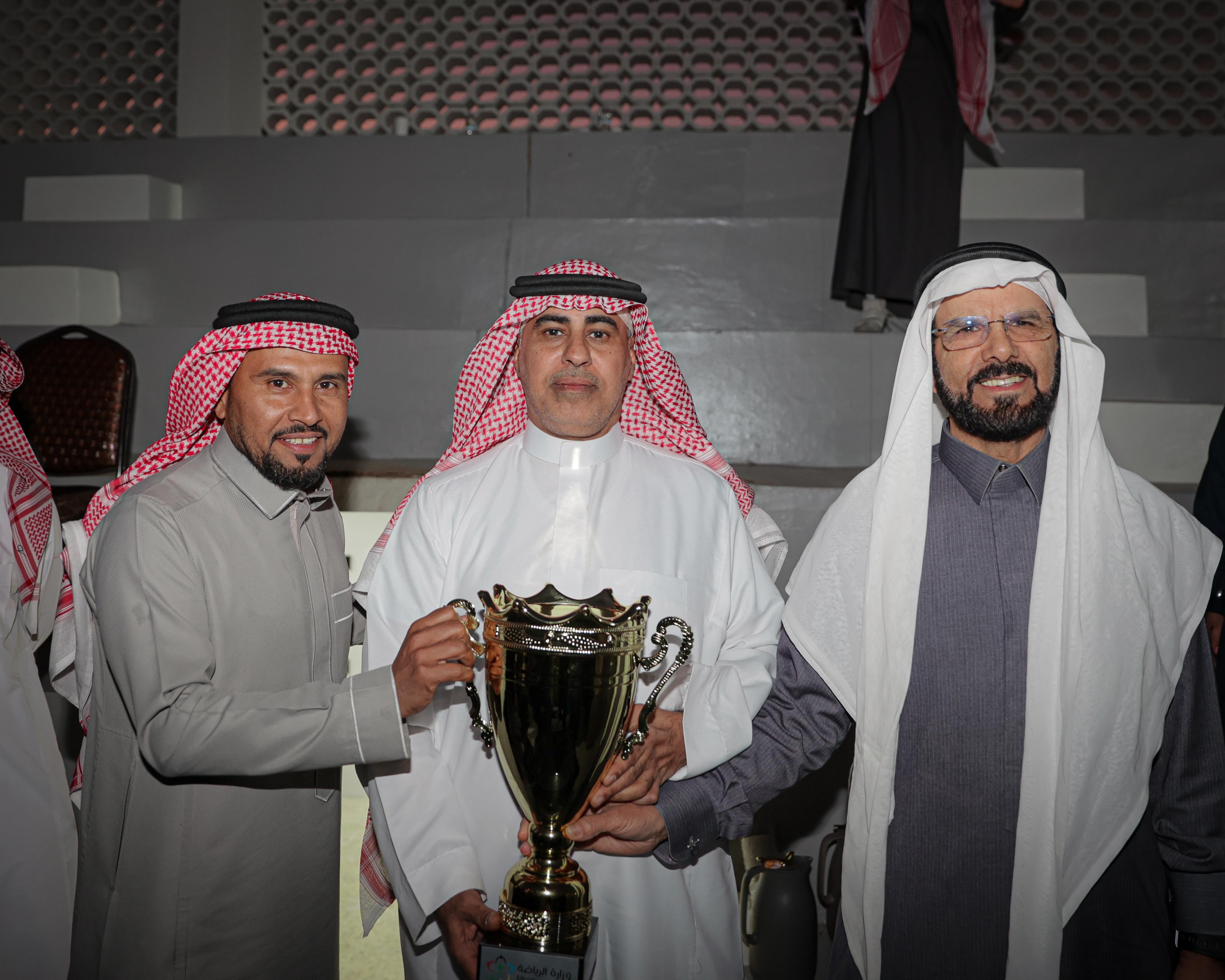 أبطال الفريق الأول لكرة القدم يتوّجون بدوري مكتب الرس والقصيم.